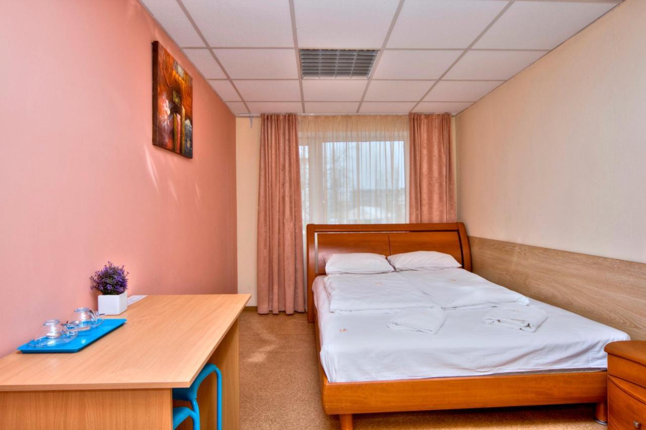 Hostel Podolski Plus Kyiv Exterior photo
